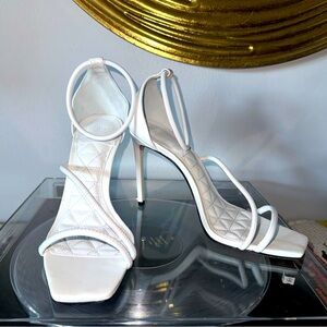 Schutz Gaiah White Sandal Bridal Size 9B Vacation Event Resort